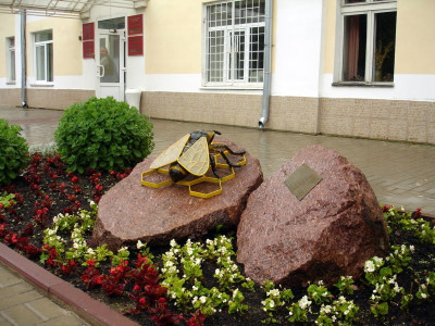 Памятник Пчеле.